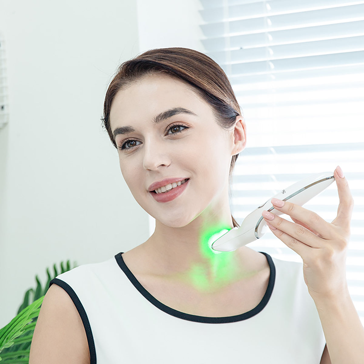 SQ42 RF Neck & Eye Beauty Device Set with LED Light Secondary image
